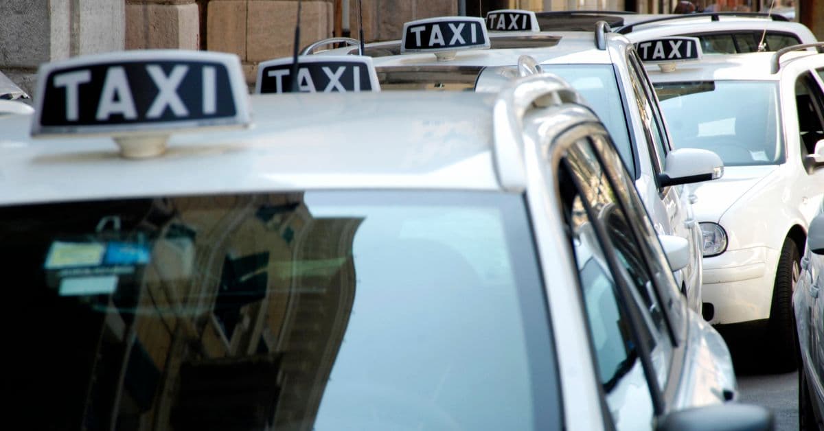 Aumenti dei carburanti, taxi e Ncc in protesta a Roma: sit-in al ministero dei Trasporti, possibile sciopero