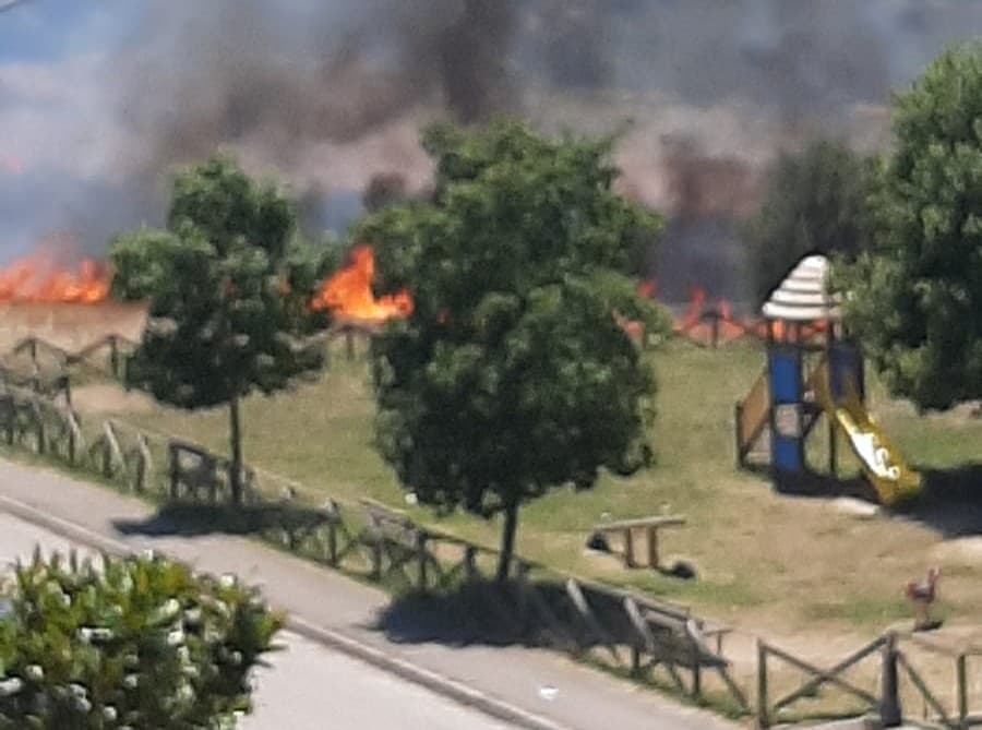 Maxi incendio in via Pavarotti:  in azione anche l’elicottero  per domare le fiamme  (Video) 