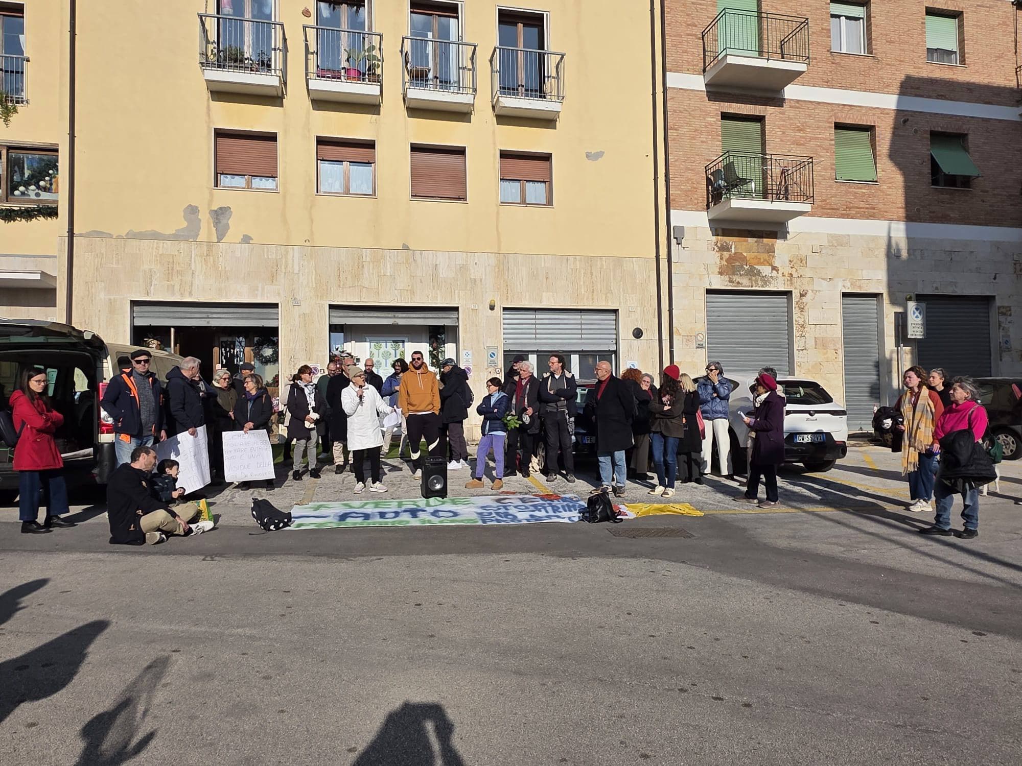 «Un parcheggio al posto del giardino,  serve piuttosto la Ztl»