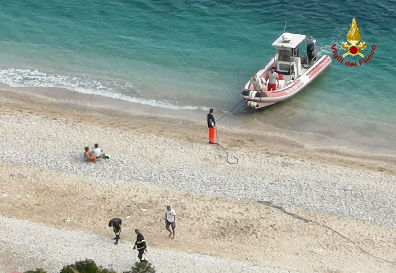 Turista ferita alla spiaggia:  scatta il salvataggio in gommone