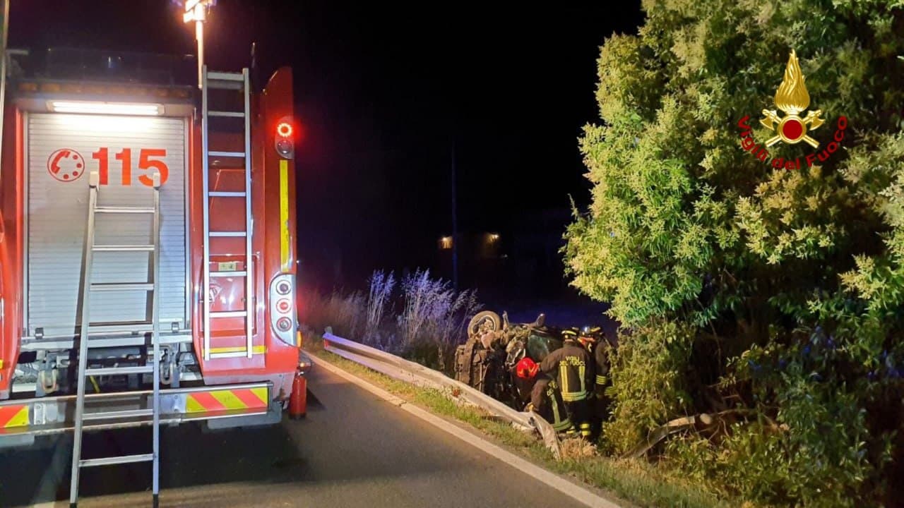 Auto esce di strada e finisce in una scarpata sull’Arceviese