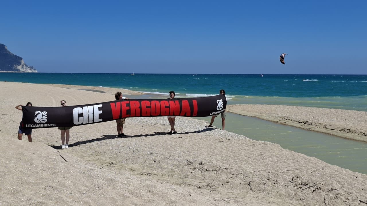 “Che vergogna”  Goletta Verde alla foce del Musone:  «Enterococchi 6 volte superiori al limite»