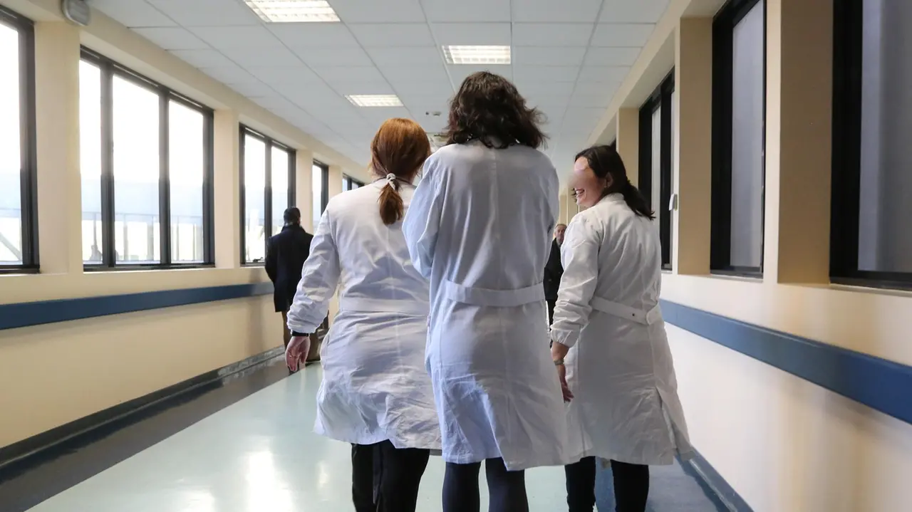 Sanità: firmato il nuovo contratto per i medici, aumenti fino a 560 euro mensili