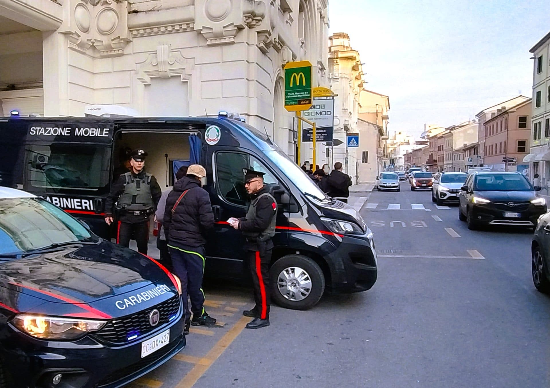 Detenzione domiciliare revocata  per ripetute violazioni:  25enne finisce in carcere a Pesaro