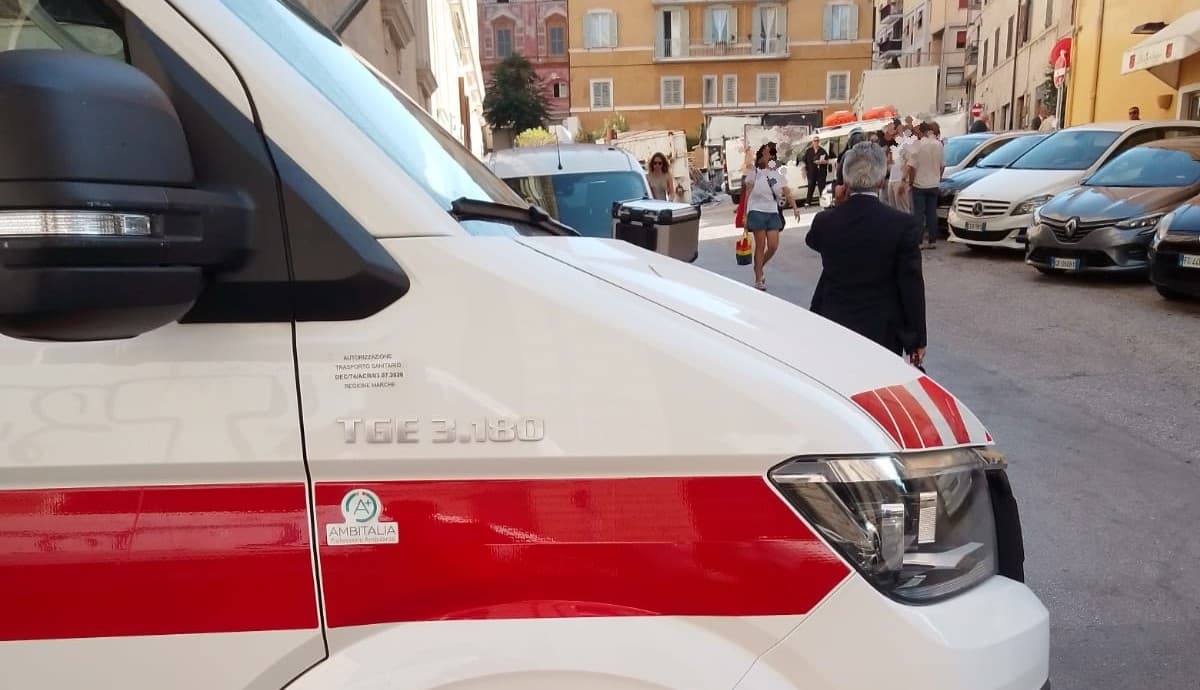 Va in escandescenze davanti al Tribunale:  paura in corso Mazzini