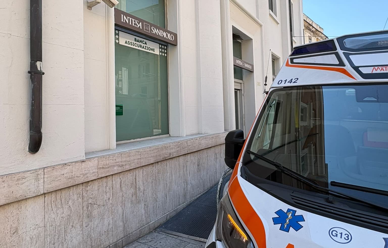 Terrore in Corso Stamira:  rapina alla Banca Intesa,  32enne preso in ostaggio ha un malore