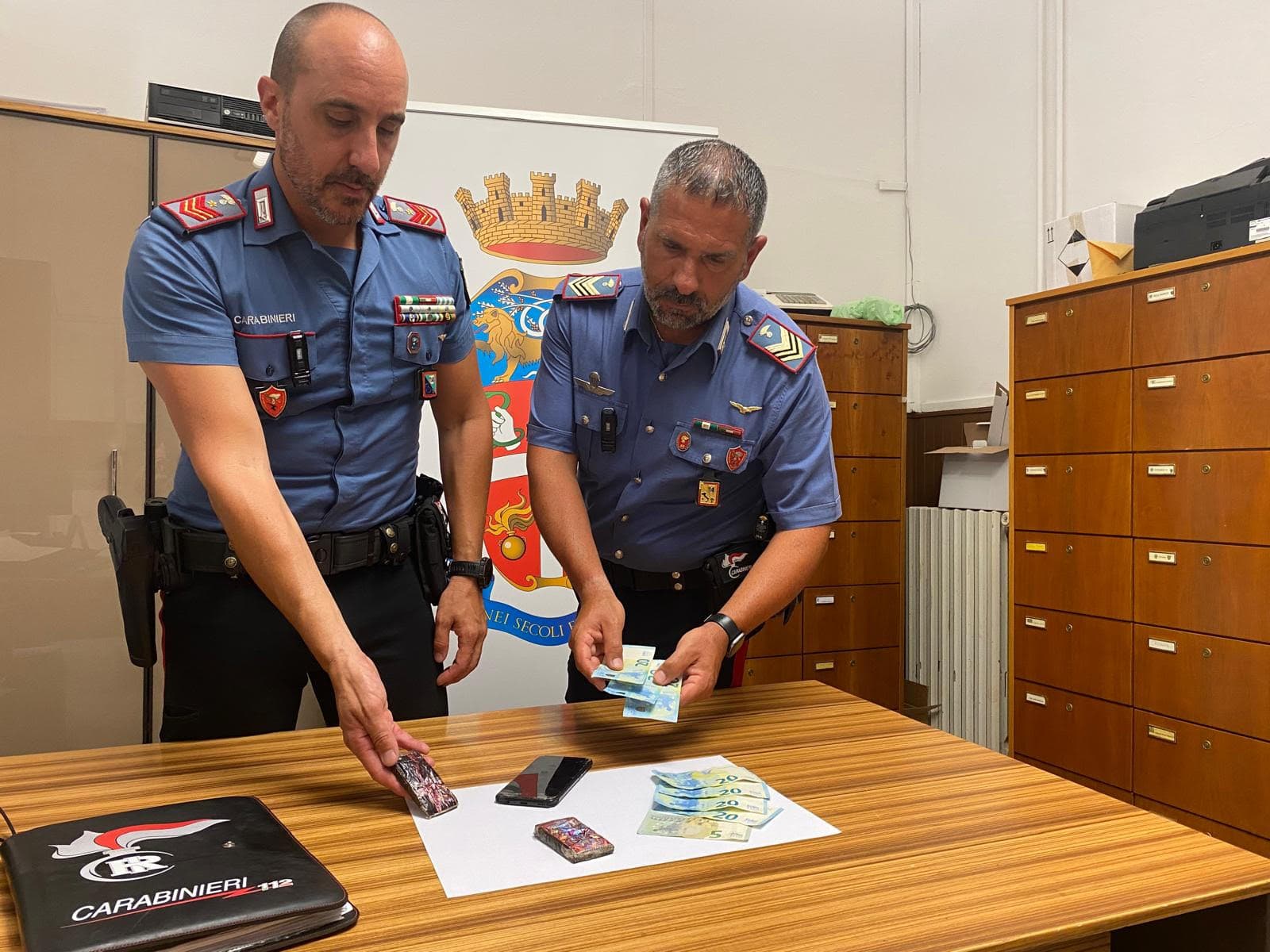 Spaccio, nasconde l’hashish  nell’intercapedine del muro:  scoperto e arrestato un 23enne
