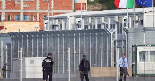 Il Parlamento Ue premia un'inchiesta sui centri in Albania