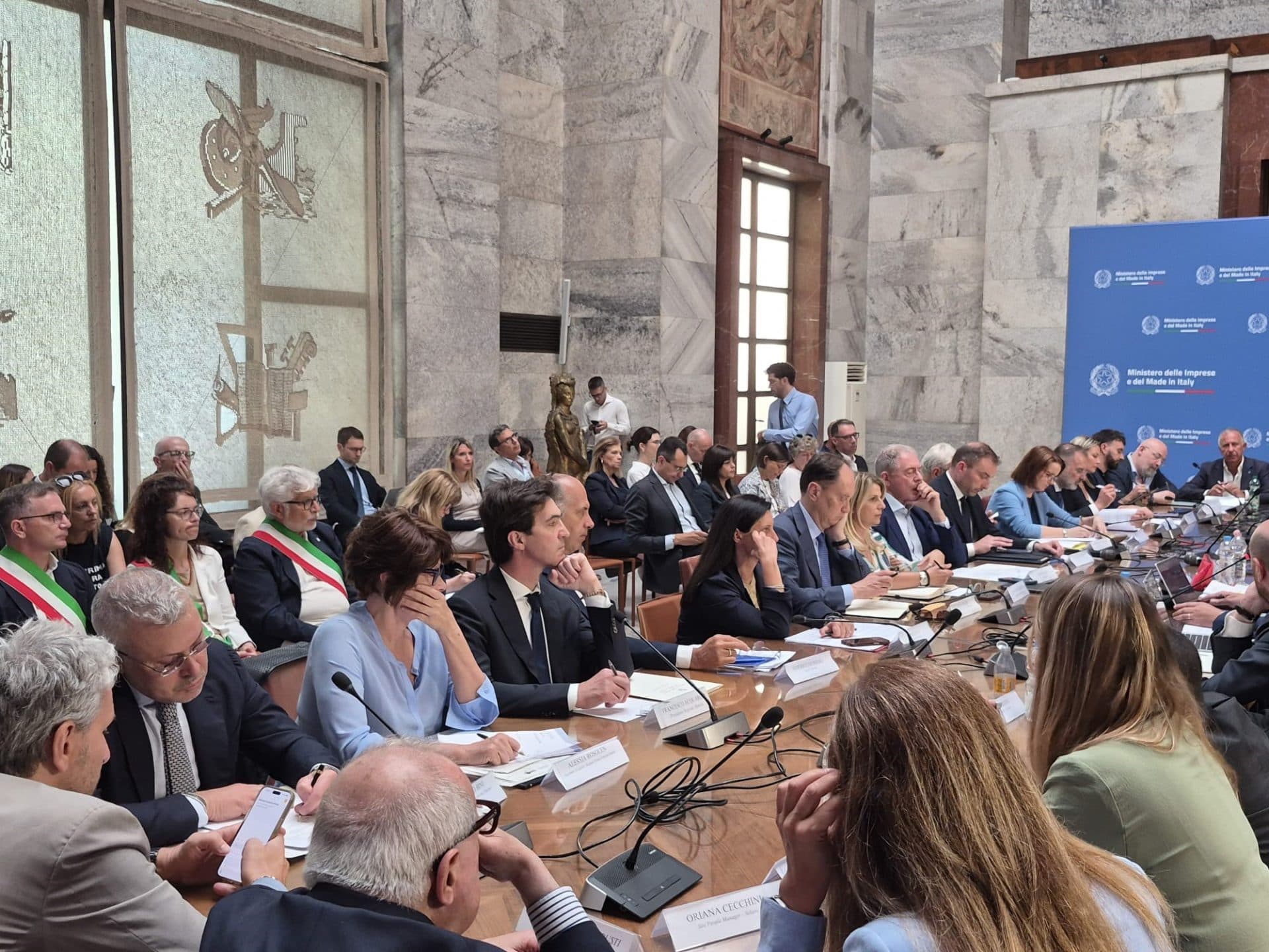 Vertenza Electrolux, fumata bianca al Mimit:  stop ai licenziamenti per 50 giorni.  Acquaroli: «Ora soluzioni condivise»